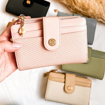 Carteira rosa clara com textura xadrez e fecho com botão dourado KII