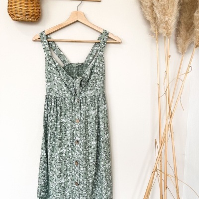 Vestido verde claro com padrão floral pendurado no cabide