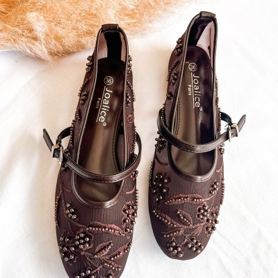 Sapatos femininos castanhos com bordados e contas