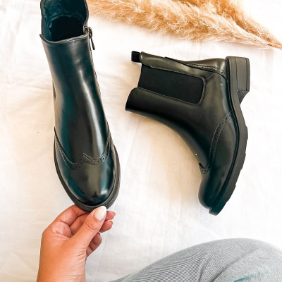 Botas de couro pretas com padrão brogue e elástico lateral
