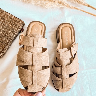 Par de sandálias bege em camurça com fivela dourada e bolsa de palha