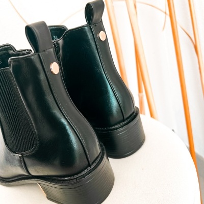 Botas pretas de couro com elásticos laterais e salto robusto
