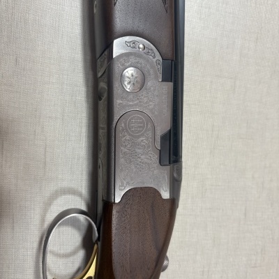 Carabina Beretta de madeira e metal com gravações e gatilho dourado