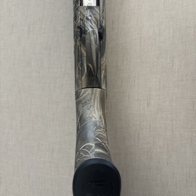 Espingarda com padrão de camuflagem sobre fundo claro