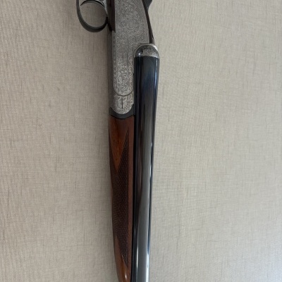 arma de fogo cano duplo com punho em madeira castanha e metal prateado gravado