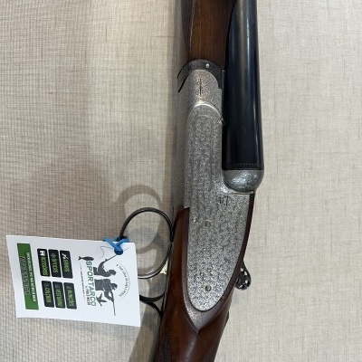 Espingarda de caça com madeira escura e metal gravado