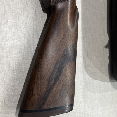 Parte traseira de madeira polida de arma de fogo com textura canelada