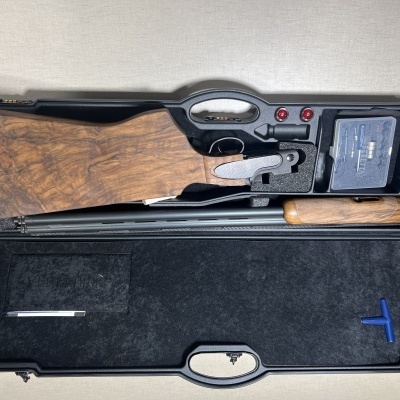 Estojo aberto com arma de caça, munições e acessórios