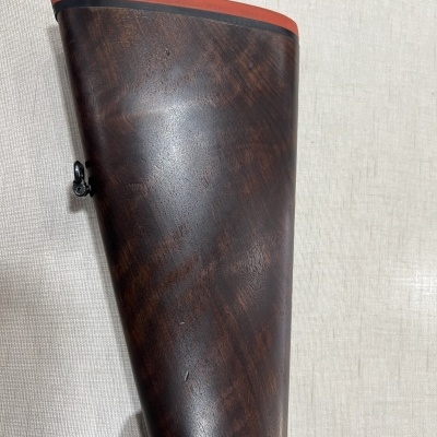 Coronha de madeira castanha de arma de fogo com ponta superior vermelha