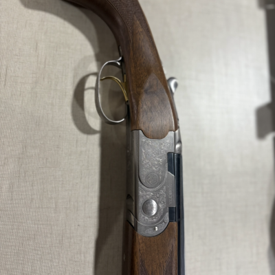 Espingarda de caça com madeira castanha e metal prateado ornamentado