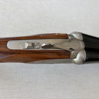 Espingarda de canos duplos com madeira e metal prateado gravado