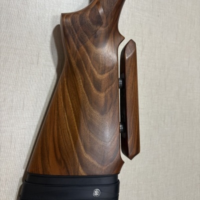 Coronha de arma em madeira com ajuste de altura e base em borracha preta