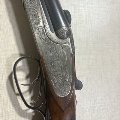 Espingarda de caça com metal gravado e madeira trabalhada