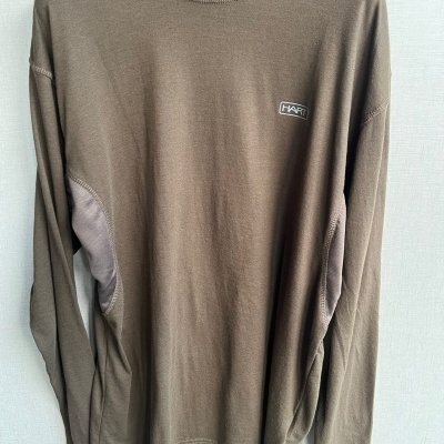 Camisola castanha de manga comprida com detalhes claros nas axilas e etiqueta KAFI no peito