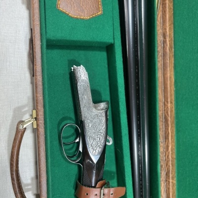 Espingarda dupla em estojo verde com detalhes em couro castanho