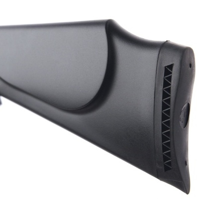 Coronha preta de espingarda em material sintético com calço traseiro acolchoado
