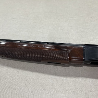 Espingarda de cano duplo com madeira escura e metal preto