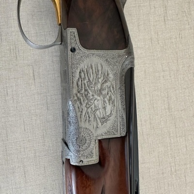 Espingarda de cano duplo com detalhe de gravura de cervo e gatilho dourado