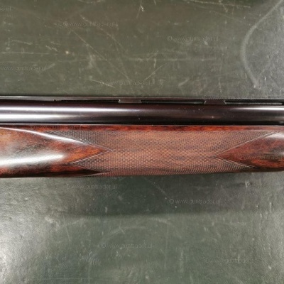 Espingarda com canos paralelos e guarda-mão em madeira entalhada