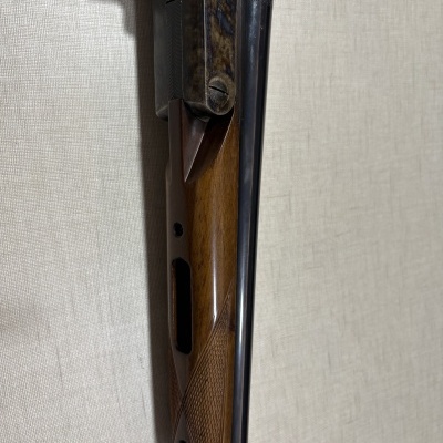 Espingarda de caça com cabo em madeira e cano metálico