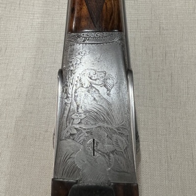 Espingarda com gravação de cão e vegetação em metal prateado