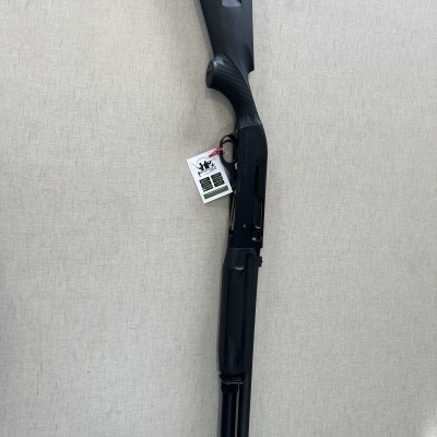 Espingarda preta de cano duplo com textura antiderrapante no punho e coronha