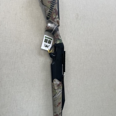 Espingarda de caça com padrão camuflado e etiqueta