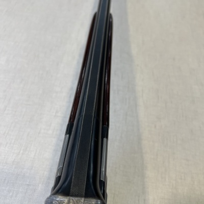 Espingarda de canos duplos e coronha de madeira escura com metal gravado