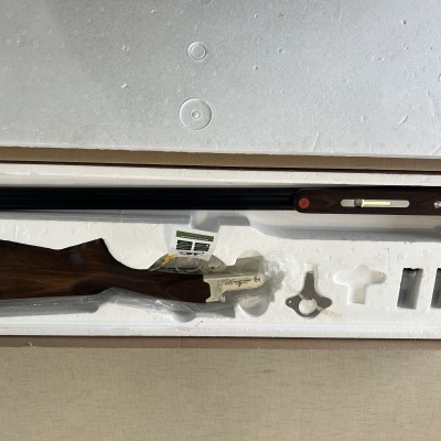 Espingarda desmontada em caixa de isopor com acessórios