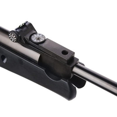 Parte superior de uma arma preta com mira ajustável e números