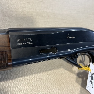 Espingarda Beretta 391 Cal. 12 com acabamento metálico azul e madeira