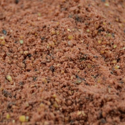 Textura granulada de ração castanho-avermelhada com grãos variados