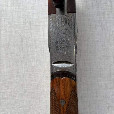 Espingarda com detalhes em madeira e metal gravado