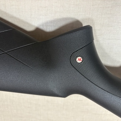 Sapato de borracha preto com emblema redondo M vermelho