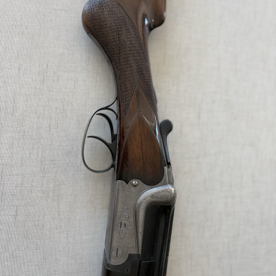 Espingarda de caça com coronha em madeira e detalhes metálicos gravados