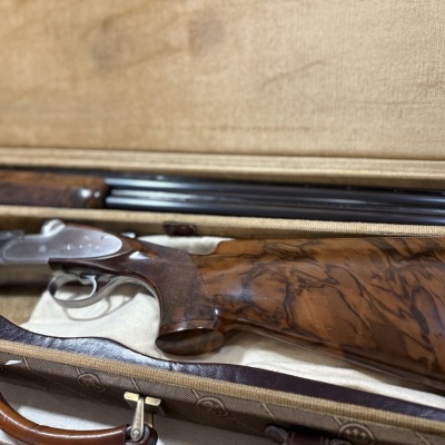 Espingarda de canos duplos em estojo forrado bege