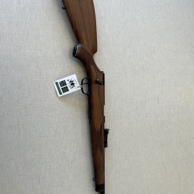 Rifle de caça com coronha em madeira e detalhes em metal preto