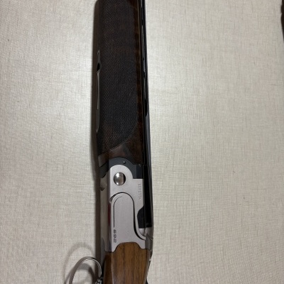 Espingarda com empunhadura de madeira e metal, com marca BERETTA e número 692