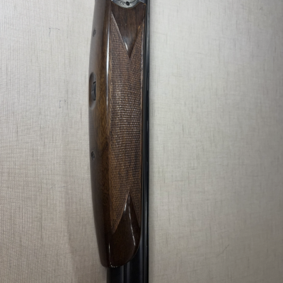 Parte frontal de espingarda com coronha em madeira castanha