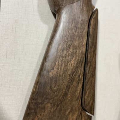 Ponteira de madeira escura polida para arma de fogo com base preta