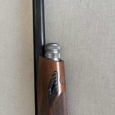 Parte de arma de fogo com madeira, fibra de carbono, metal e cano preto