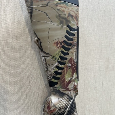 Parte traseira de arma de caça com padrão camuflado e almofada de borracha preta