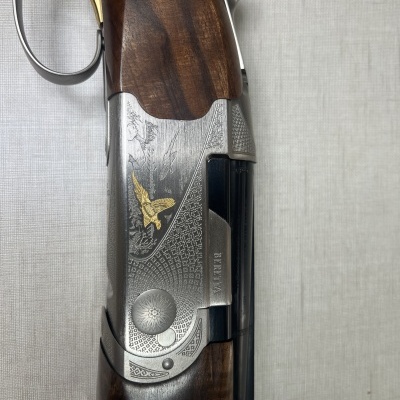 Rifle de madeira e metal com gravação de pomba dourada e texto BERETTA