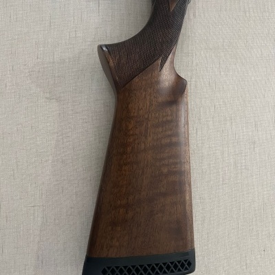 Espingarda de madeira castanha polida com apoio de borracha preta