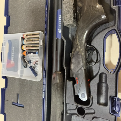 Estojo Beretta 686 com espingarda e munições