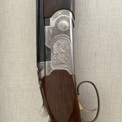 Espingarda com madeira castanha e metal gravado Plateada com texto P. BERETTA