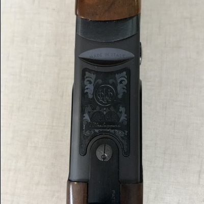 Parte superior de espingarda em madeira e metal preto decorado