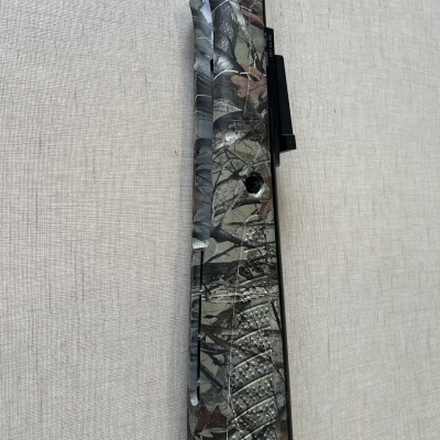 Coronha de arma com padrão camuflado em tecido cinza