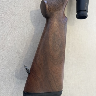 Coronha de espingarda em madeira castanha com luneta preta