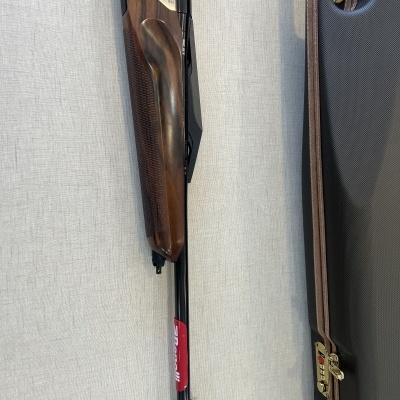 Espingarda de madeira e metal com estojo rígido preto